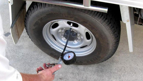 Bơm lốp đúng áp suất quy định Bơm lốp đúng áp suất quy định, thế giới lốp, lop xe, lốp xe ô tô, giá lốp, gia lop