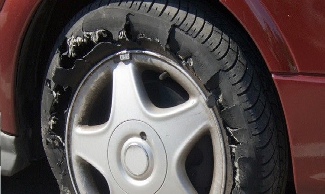 Vì sao xe ô tô thường dễ bị nổ lốp trên đường cao tốc?