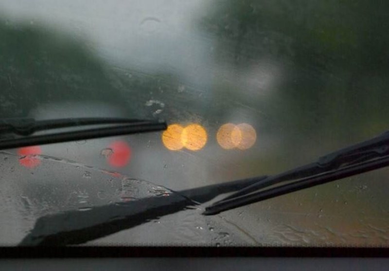 Cách xử lý kính ô tô bị mờ khi lái xe trời mưa, sương mù