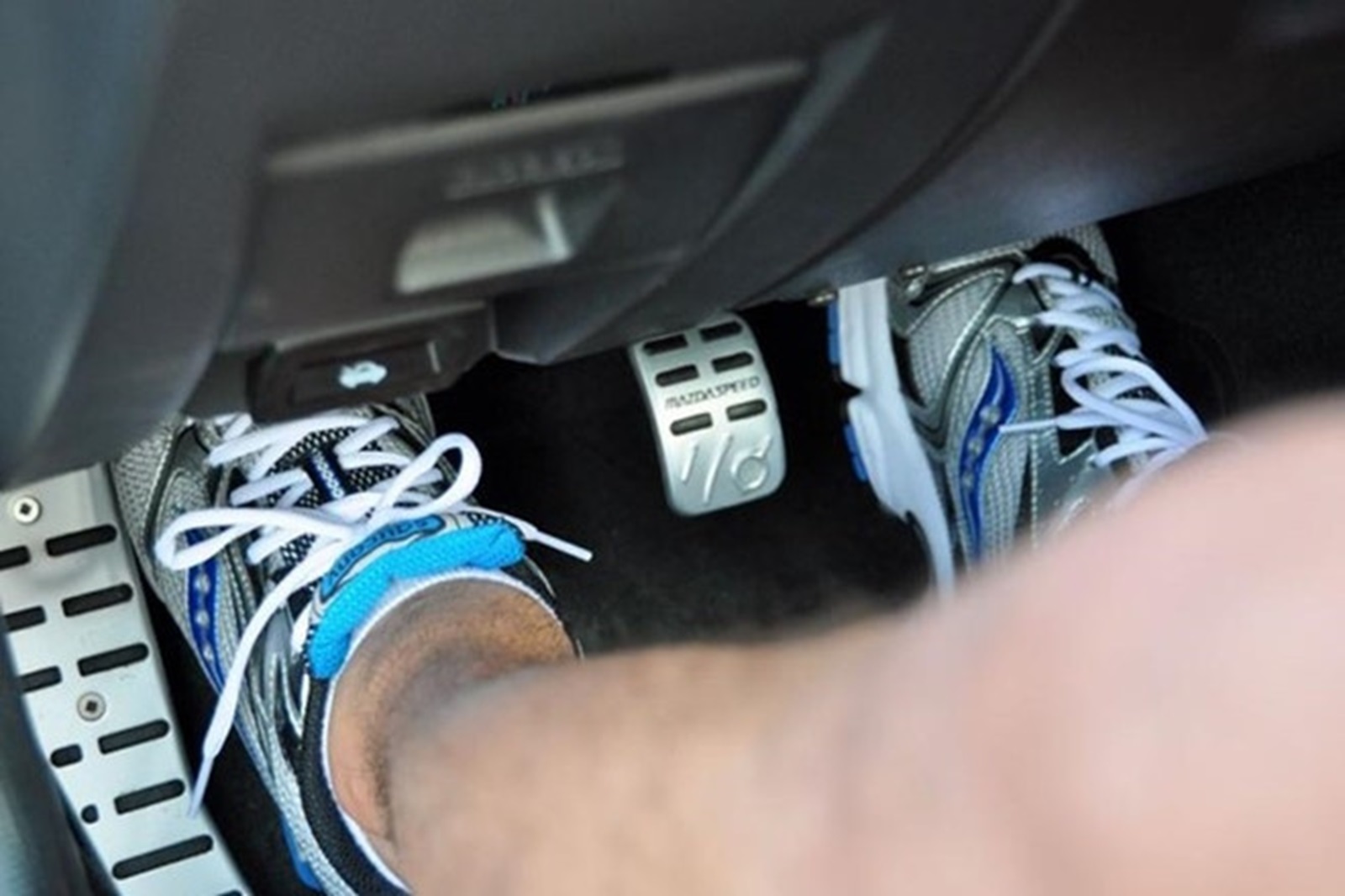 Có nên ngắt côn để xe trôi khi đi ô tô số sàn?