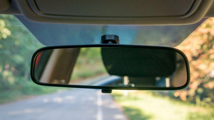 Tại sao trên kính chắn gió ô tô luôn có dải chấm tròn màu đen?