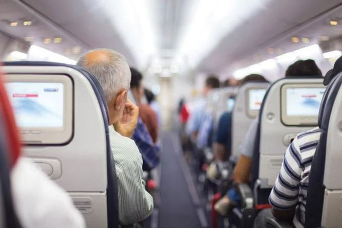 Tại sao phải dựng thẳng lưng ghế khi máy bay cất cánh và hạ cánh?