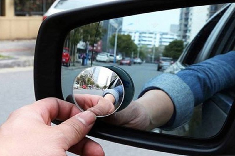 Có nên lắp gương cầu lồi vào kính chiếu hậu ô tô?