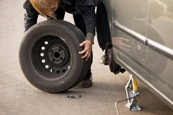 Khi nào cần thay lốp xe ô tô? 5 Dấu hiệu cảnh báo thời điểm