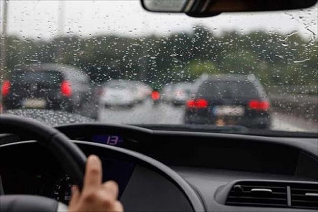 Lái xe ô tô dưới trời mưa và những sai lầm thường gặp