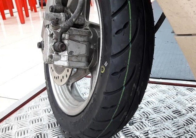 Vì sao lốp trước xe máy có gai ngược?