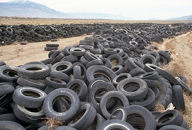 Tại sao nhiều nơi tại Hoa Kỳ lại phải chôn lốp xe xuống dưới mặt đường cao tốc?