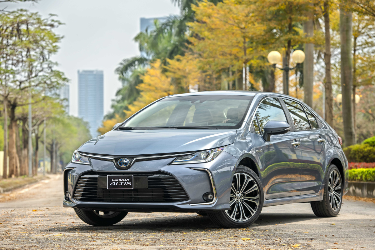 Ra mắt Toyota Corolla Altis 2022 tại Việt Nam: Giá từ 719 triệu đồng, có phiên bản hybrid, đấu Honda Civic và Mazda3