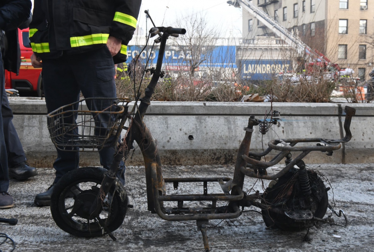 Xe đạp điện đặt trong nhà nguy hiểm không khác gì “bom nổ chậm”: Đây là những sai lầm mọi người cần tránh để xe không phát nổ