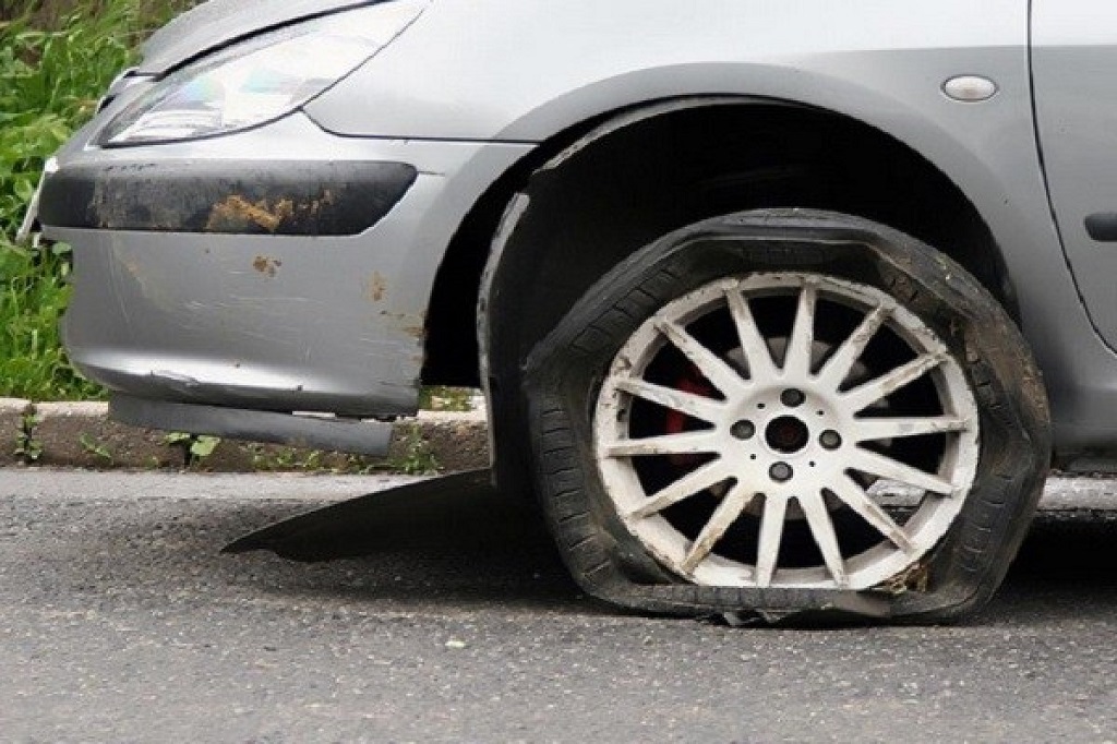 Nguyên nhân và cách xử lý xe bị nổ lốp khi chạy trên đường cao tốc